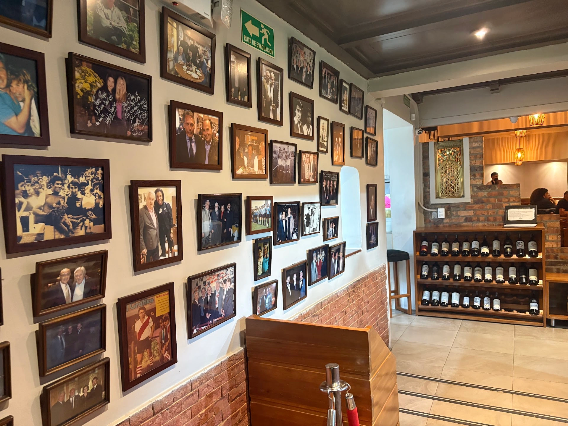 Pared de recuerdos y cava de Estancia Chica, fotografía de Luis Daniel Wu en Google Maps